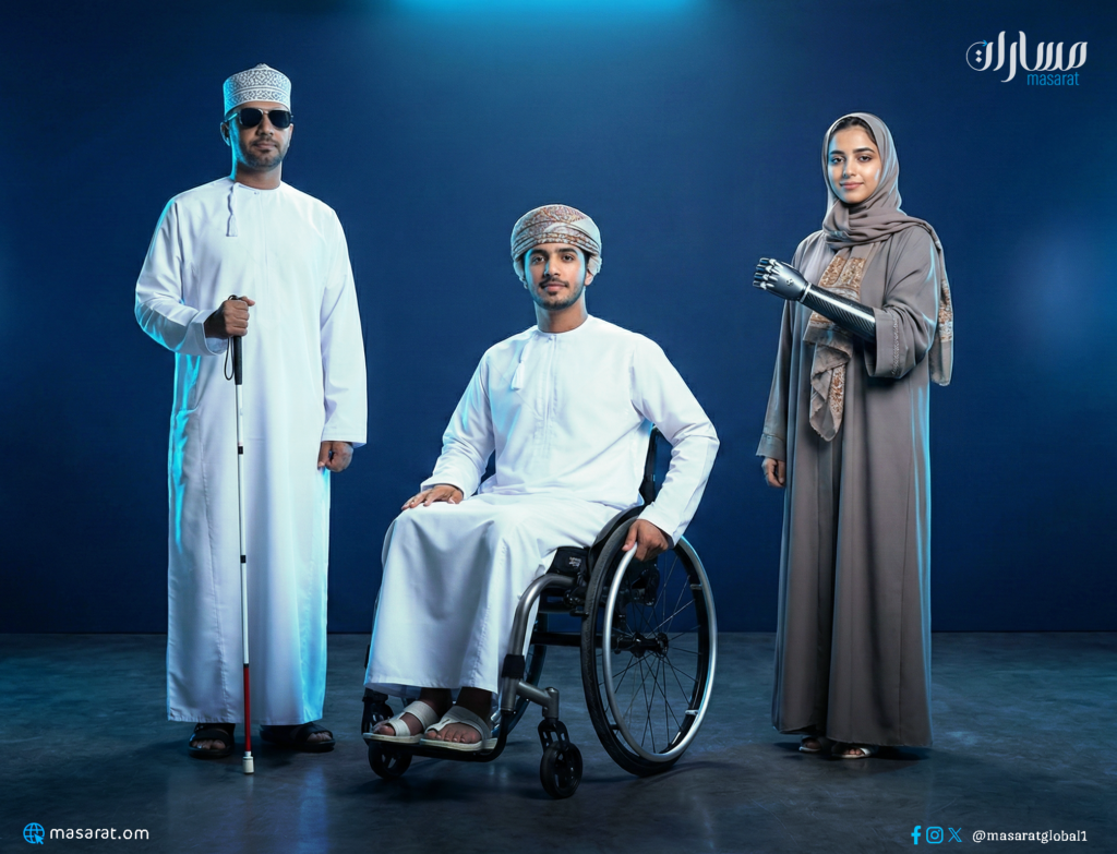 ثلاثة أشخاص عُمانيين؛ شاب على كرسي متحرك في المنتصف، رجل كفيف بعصا بيضاء على اليسار، وشابة بيد صناعية متطورة على اليمين، يقفون أمام خلفية زرقاء داكنة مع إضاءة سينمائية خافتة تمنحهم مظهراً قويًا ومُلهمًا.